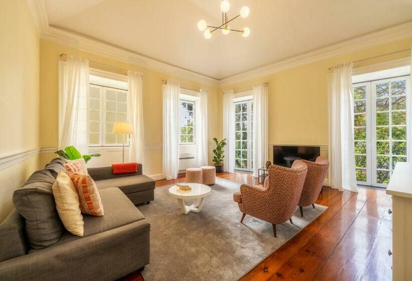 شقة غرفتين, The Wine Lodges By An Island Apart