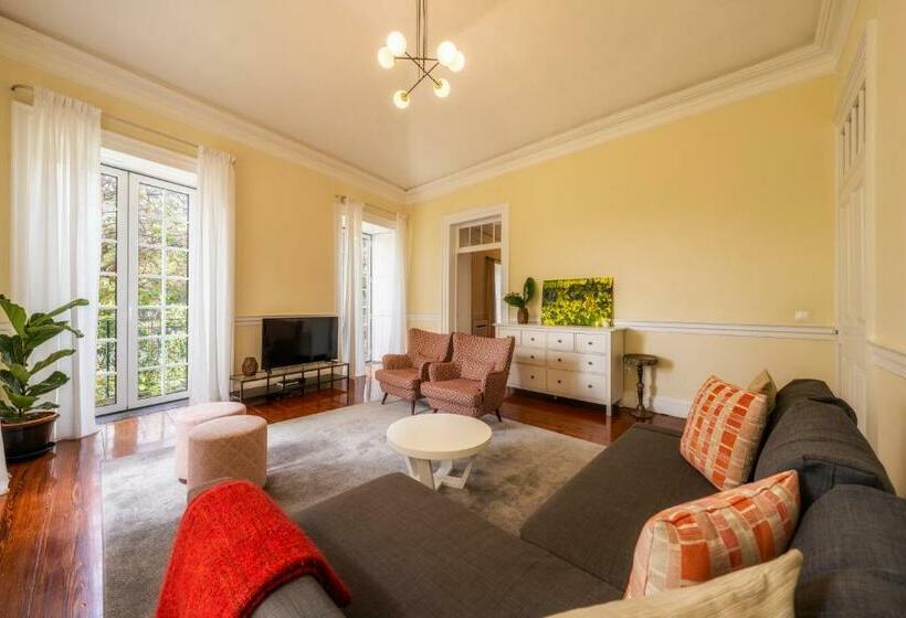 شقة غرفتين, The Wine Lodges By An Island Apart