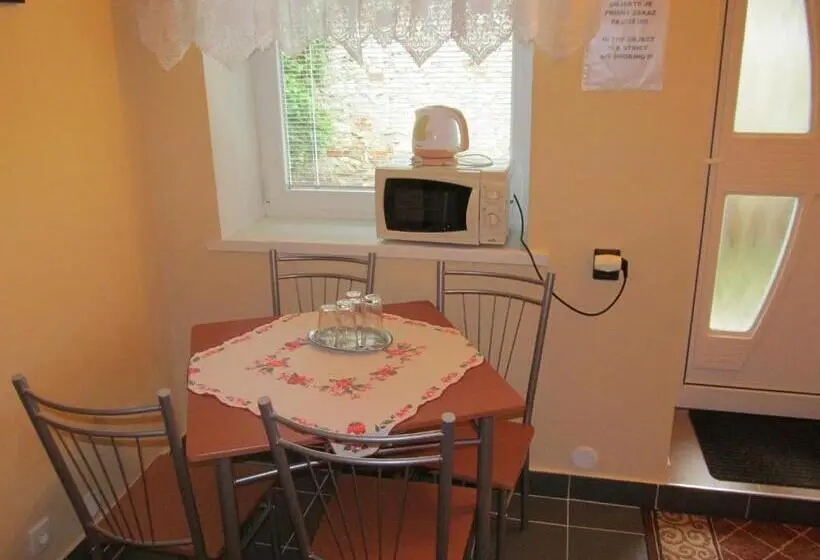 Perhehuone, A+s Penzion Podzamok