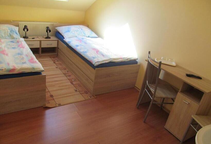 带共用浴室的标准房间, A+s Penzion Podzamok