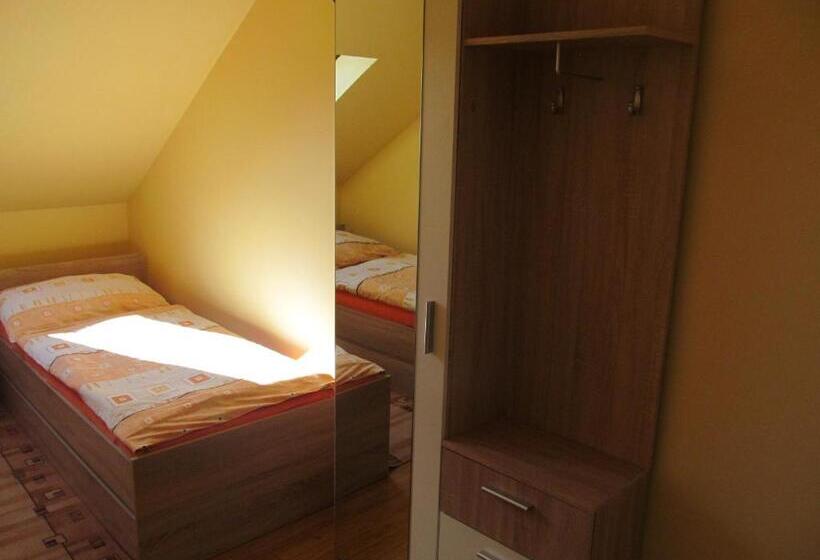 带共用浴室的标准房间, A+s Penzion Podzamok