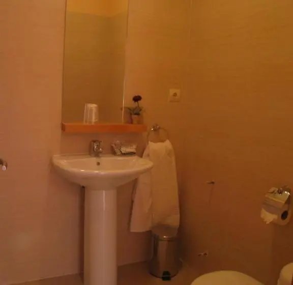 Standard Yhden Hengen Huone, Hostal Ciudad De Cáparra