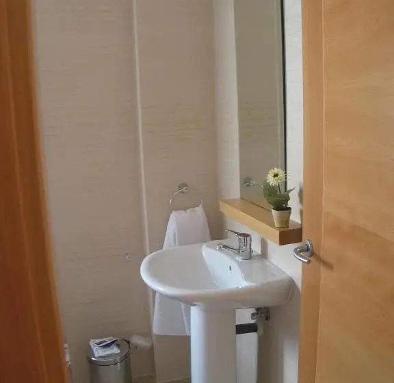 Standard Yhden Hengen Huone, Hostal Ciudad De Cáparra