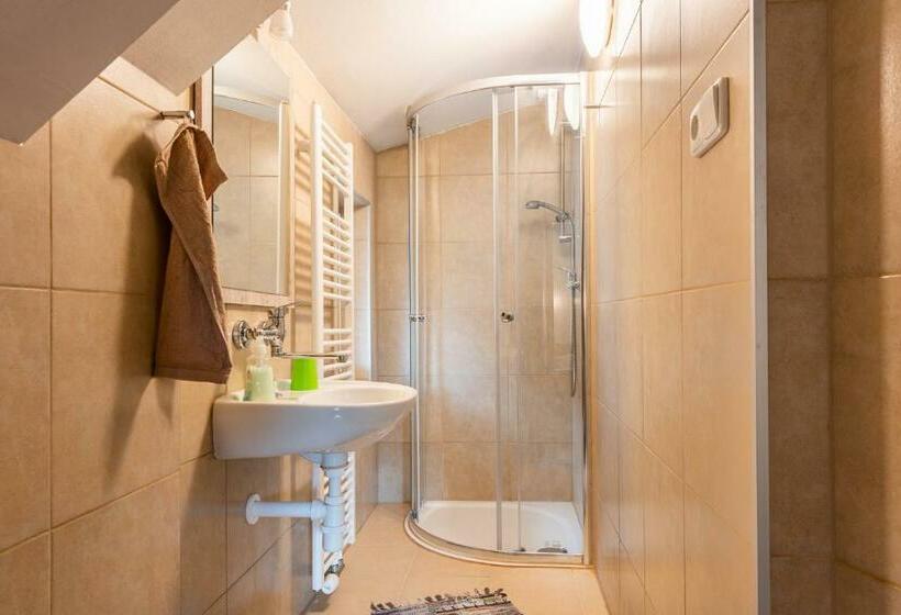 标准三人间, Penzion 103