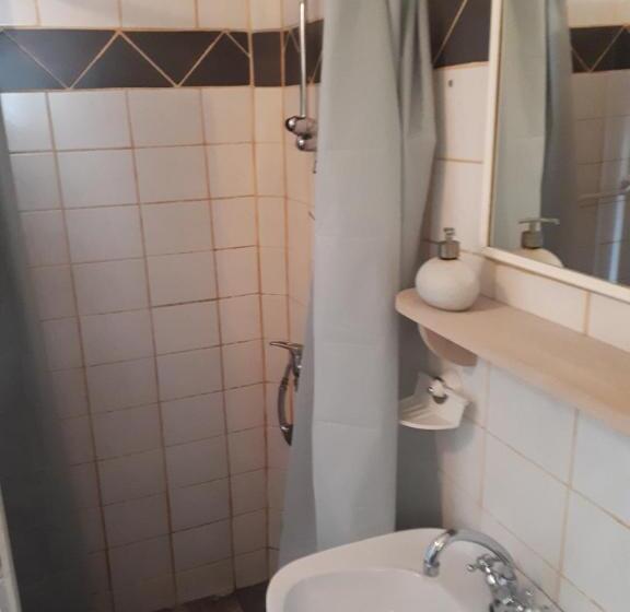 اتاق استاندارد, House Grabic