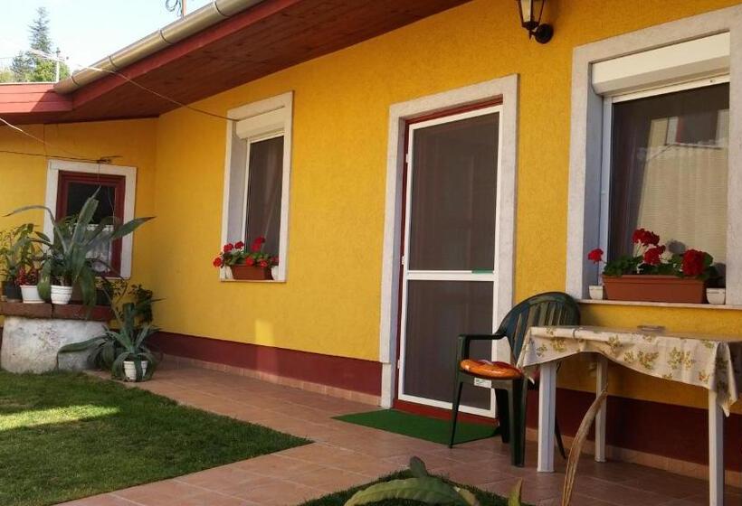 شقة غرفة واحدة, Zách Klára Utcai Apartman