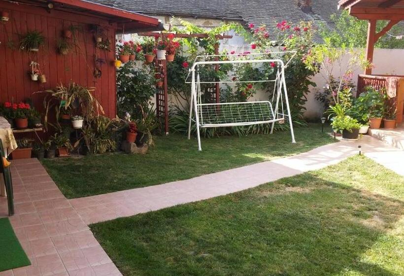 شقة غرفة واحدة, Zách Klára Utcai Apartman