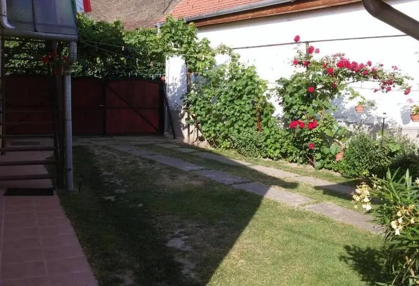 ペントハウススイート, Zách Klára Utcai Apartman