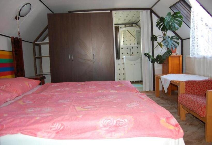 جناح دور أخير, Zách Klára Utcai Apartman