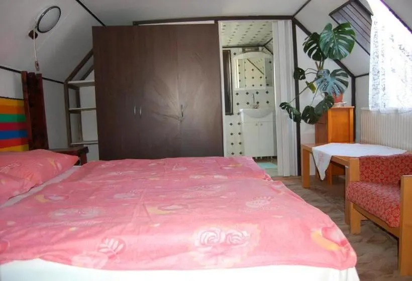 ペントハウススイート, Zách Klára Utcai Apartman