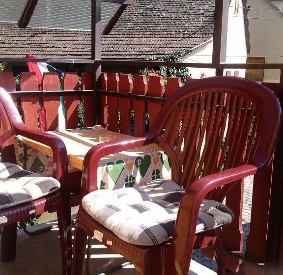 جناح دور أخير, Zách Klára Utcai Apartman