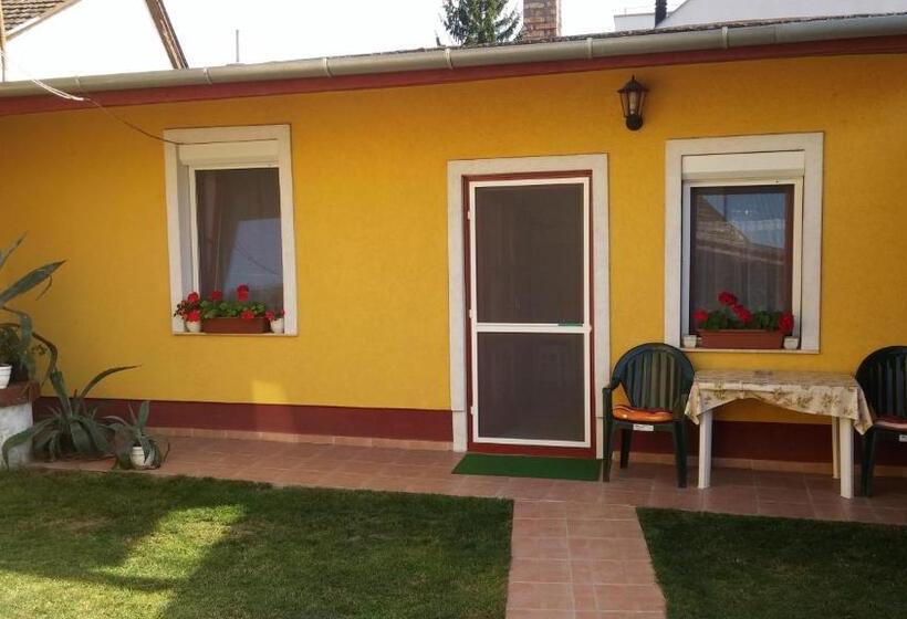 شقة غرفة واحدة, Zách Klára Utcai Apartman