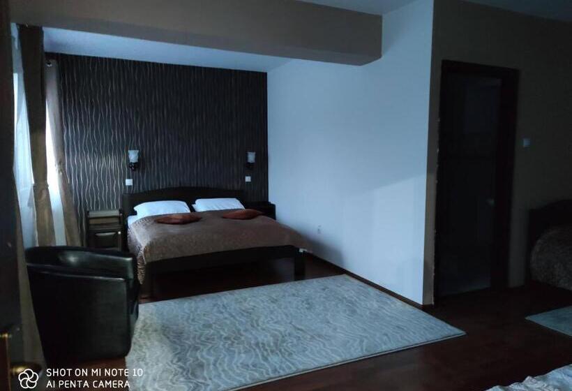 غرفة قياسية ثلاثية, Siesta Pension