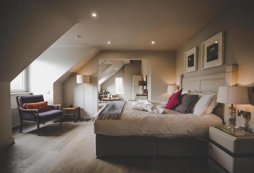 سوییت جونیور, Finn Lough