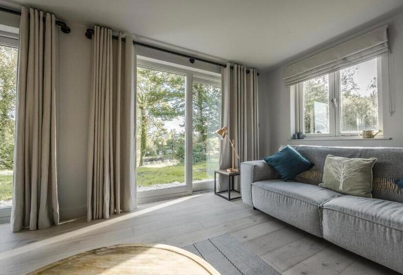 سوئیت 2 خوابه, Finn Lough