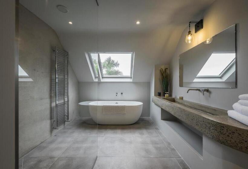 Suite with lake view, Finn Lough