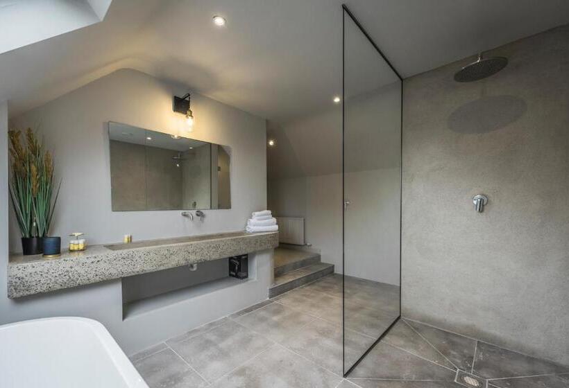 Suite with lake view, Finn Lough