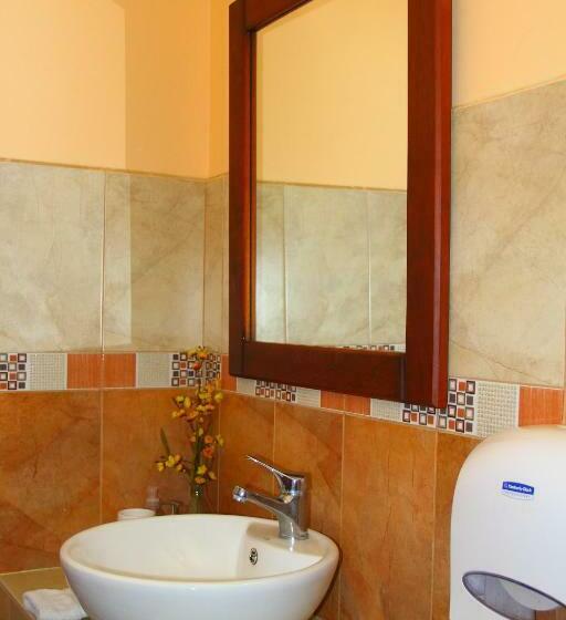 标准工作室, Duncan Hostal