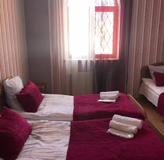 اتاق استاندارد سه نفره, Max Hotel Gogi Alibegashvili