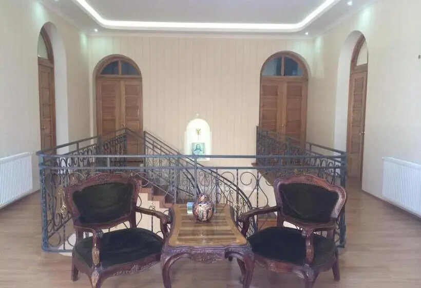 اتاق استاندارد سه نفره, Max Hotel Gogi Alibegashvili