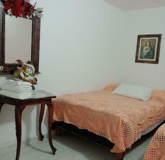 חדר קלאסי לשלושה, Hostal Famihotel Fundadores