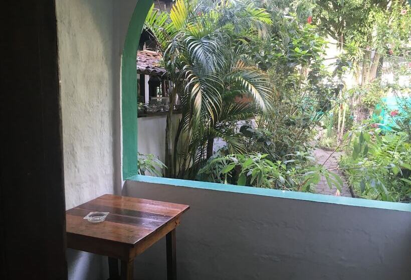 标准三人间, La Petite Auberge Hostel