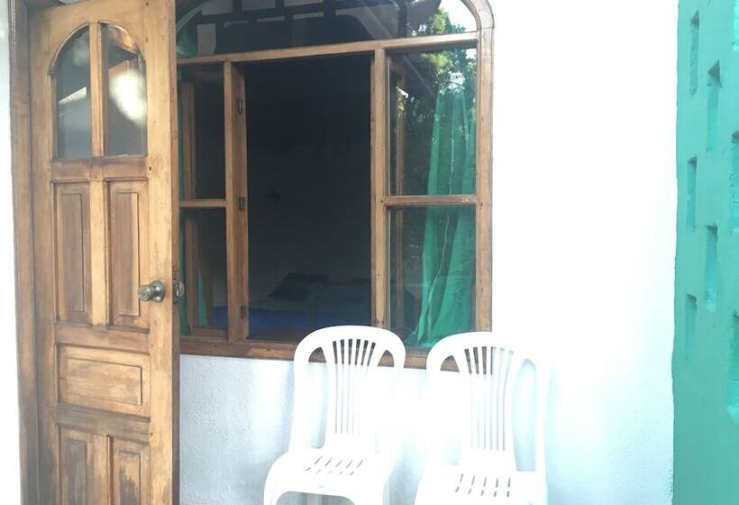 家庭间, La Petite Auberge Hostel