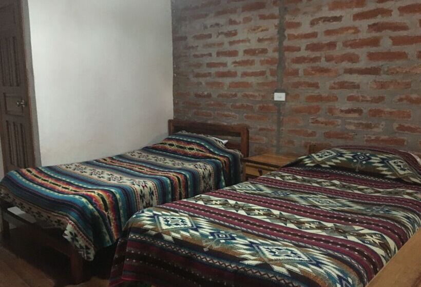 家庭间, La Petite Auberge Hostel