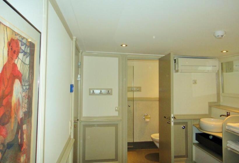 Standard Single Room, Kapitein Anna