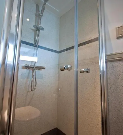 Standard Single Room, Kapitein Anna