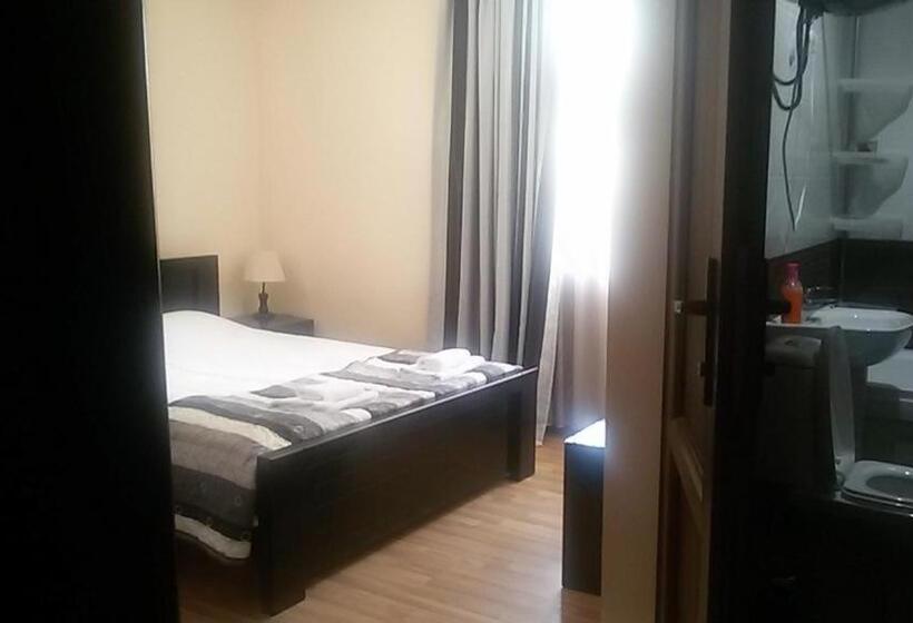 اتاق راحتی سه تخته, Lomari S Guest House