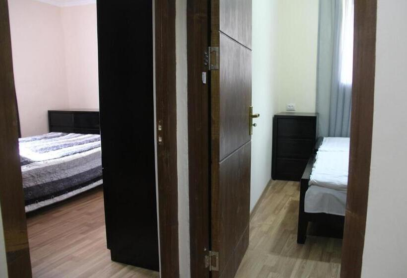 اتاق راحتی سه تخته, Lomari S Guest House