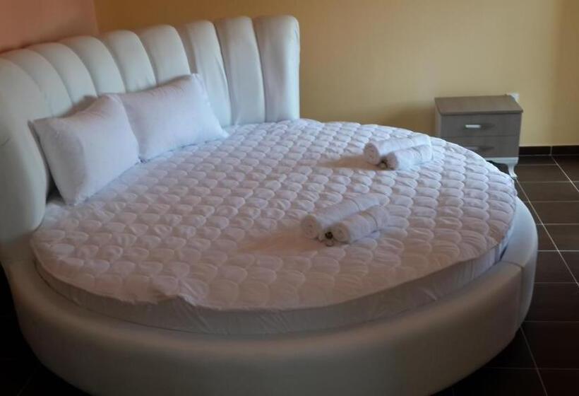 سوئیت با وان آب گرم, Konstantin