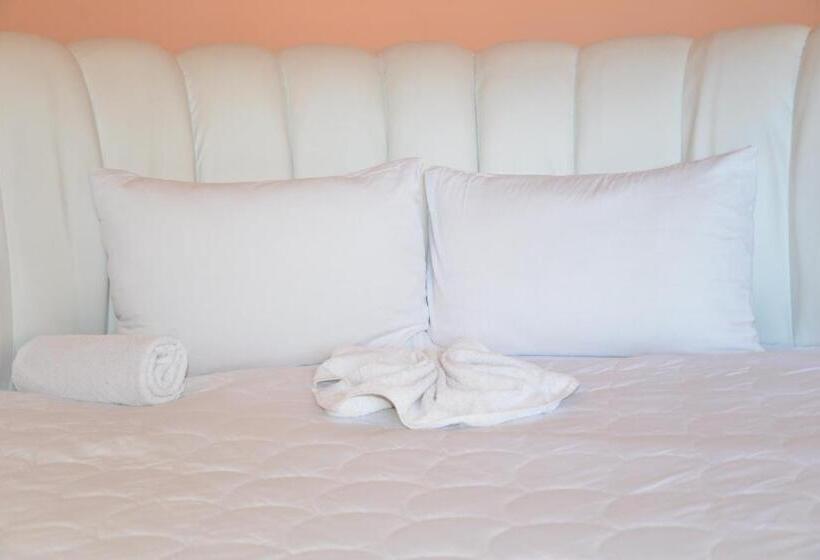 سوئیت با وان آب گرم, Konstantin