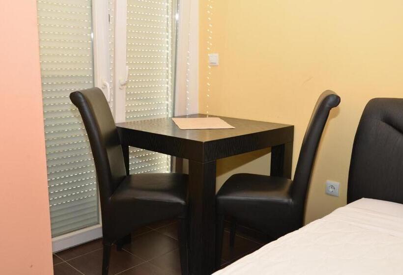 اتاق استاندارد یک نفره, Konstantin