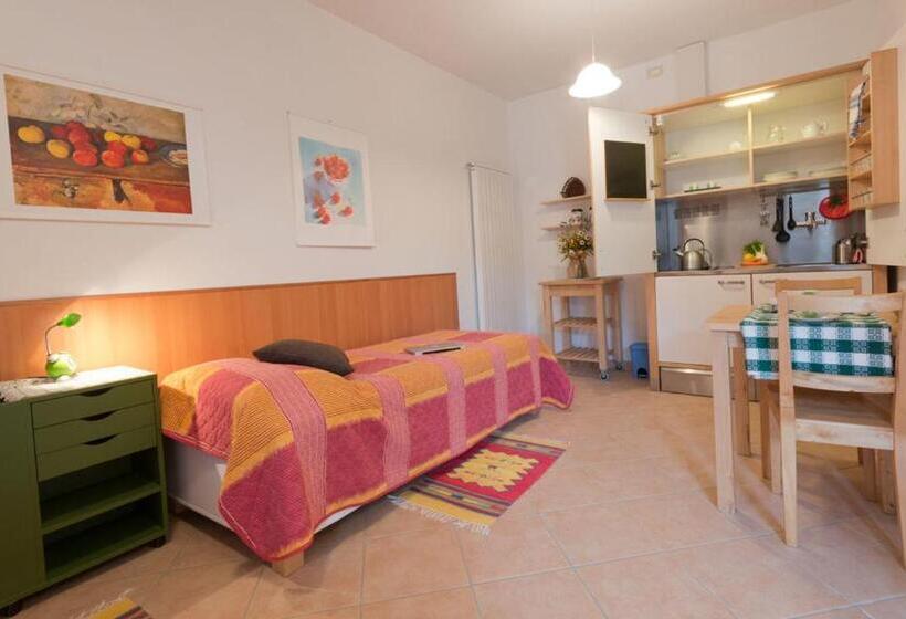 דירת חדר בקומת קרקע, Residence Joy Center