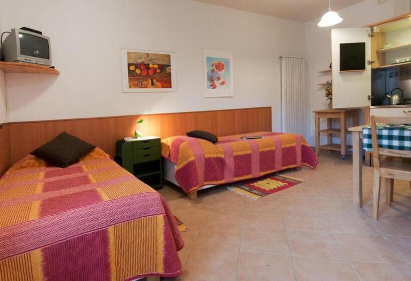 דירת חדר בקומת קרקע, Residence Joy Center