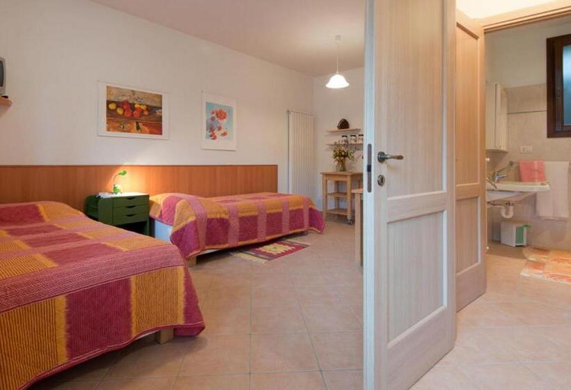 דירת חדר בקומת קרקע, Residence Joy Center