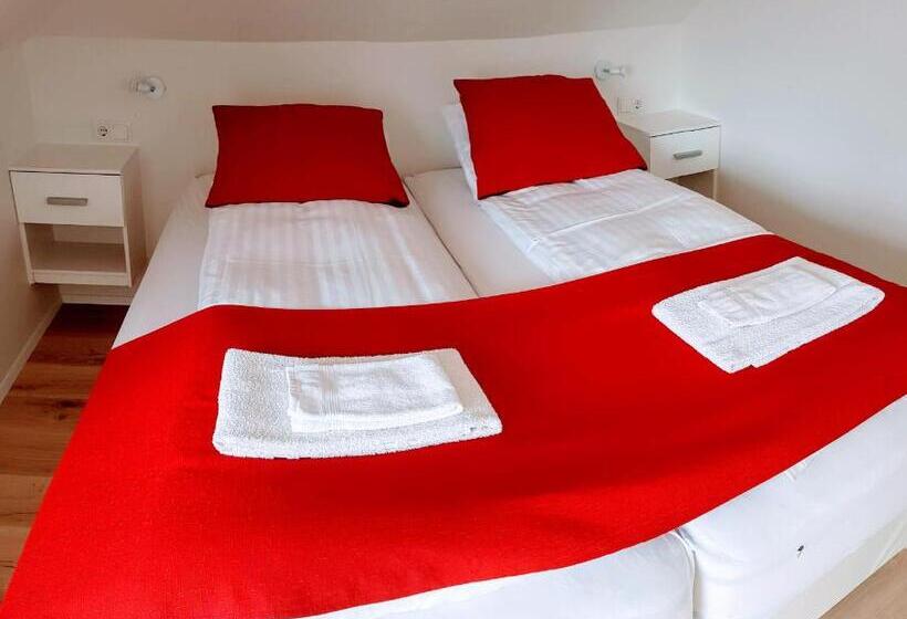 اتاق استاندارد چهار تخته, Apotek Guesthouse