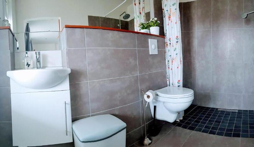 اتاق استاندارد سه نفره, Apotek Guesthouse