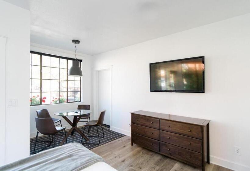 غرفه قياسيه سريرين مزدوجين, Atterdag Inn