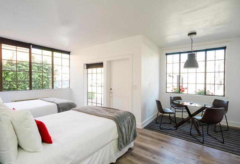 غرفه قياسيه سريرين مزدوجين, Atterdag Inn