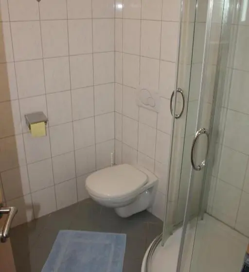 Standard Neljän Hengen Huone Parveke, Gasthof Pension ölberger