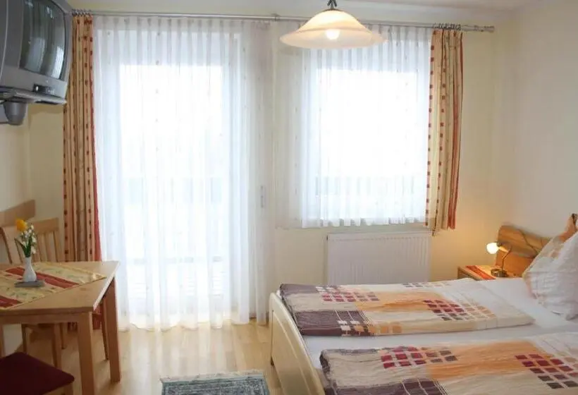 Standard Neljän Hengen Huone Parveke, Gasthof Pension ölberger