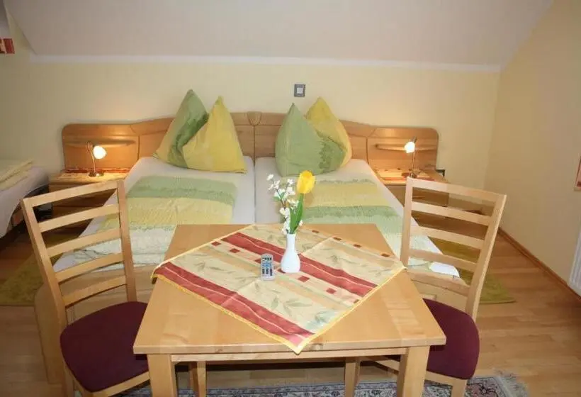 Standard Neljän Hengen Huone Parveke, Gasthof Pension ölberger
