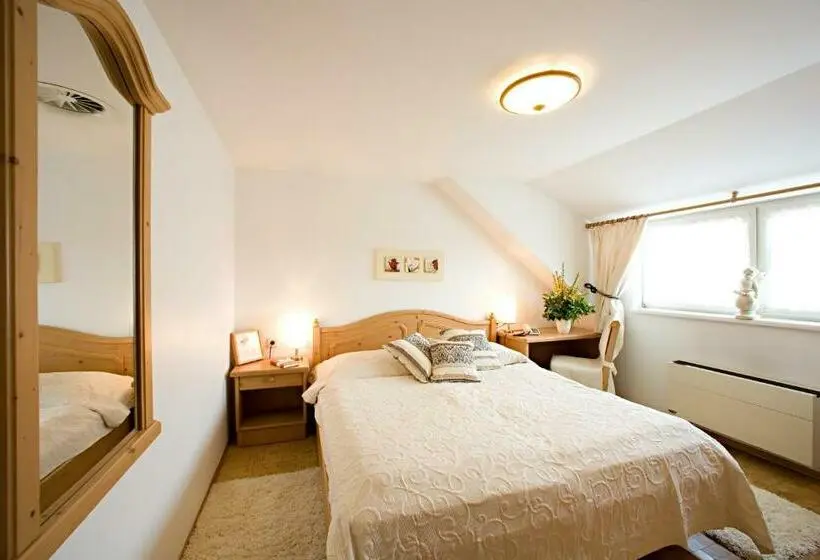 Standard Room, & Restaurant Braunstein   Pauli´s Stuben