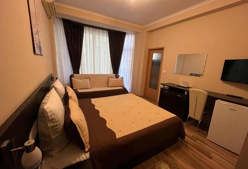 Camera Tripla Classica con Balcone, Pensiunea Perla