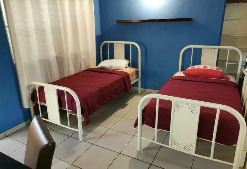 غرفة عائلية, Chambres En Ville