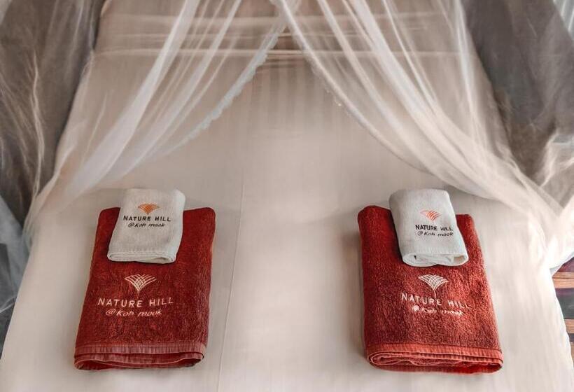 اتاق خانوادگی, Nature Hill