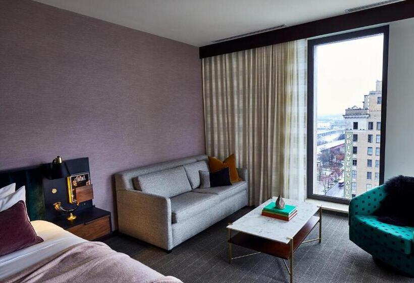 سوییت جونیور, Fairlane Hotel Nashville, By Oliver